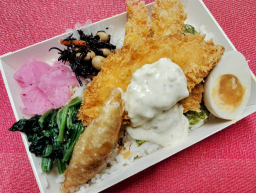 お米は冷めても美味しいコシヒカリ１００％使用！ご飯の進むお弁当です。
