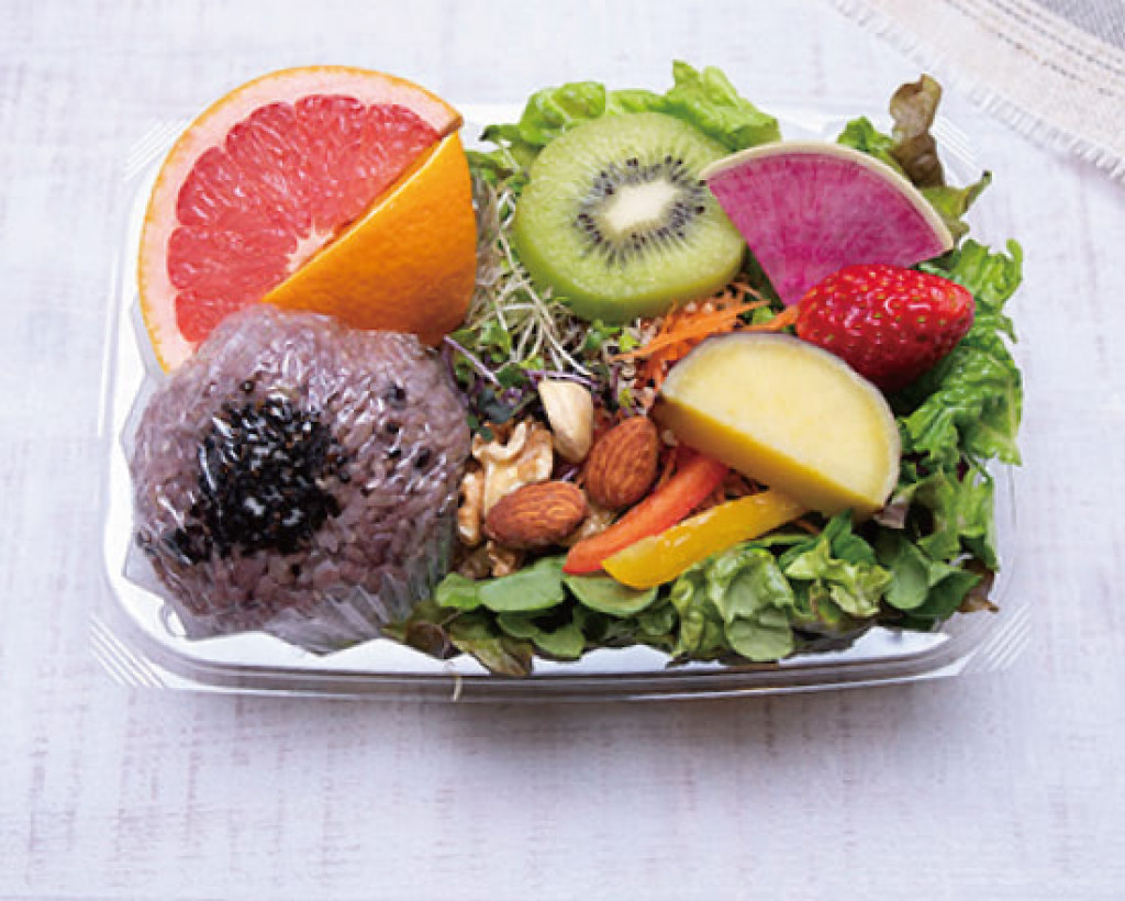 サラダに多くの食材がてんこ盛り！