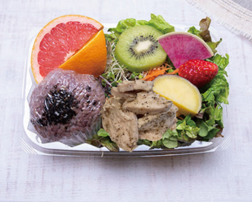 サラダに多くの食材がてんこ盛り！