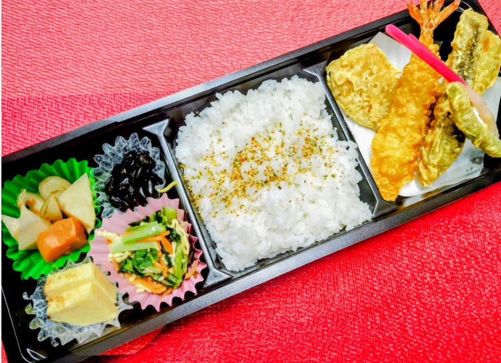 シンプルに旬彩天麩羅の豪華な一皿。