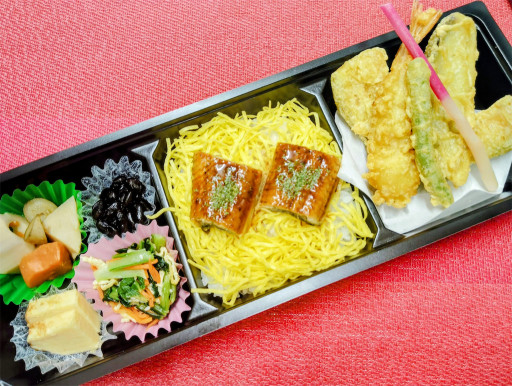 鰻と旬彩の天麩羅の豪華な一皿。見た目も味も楽しめる季節感あふれる贅沢御膳。