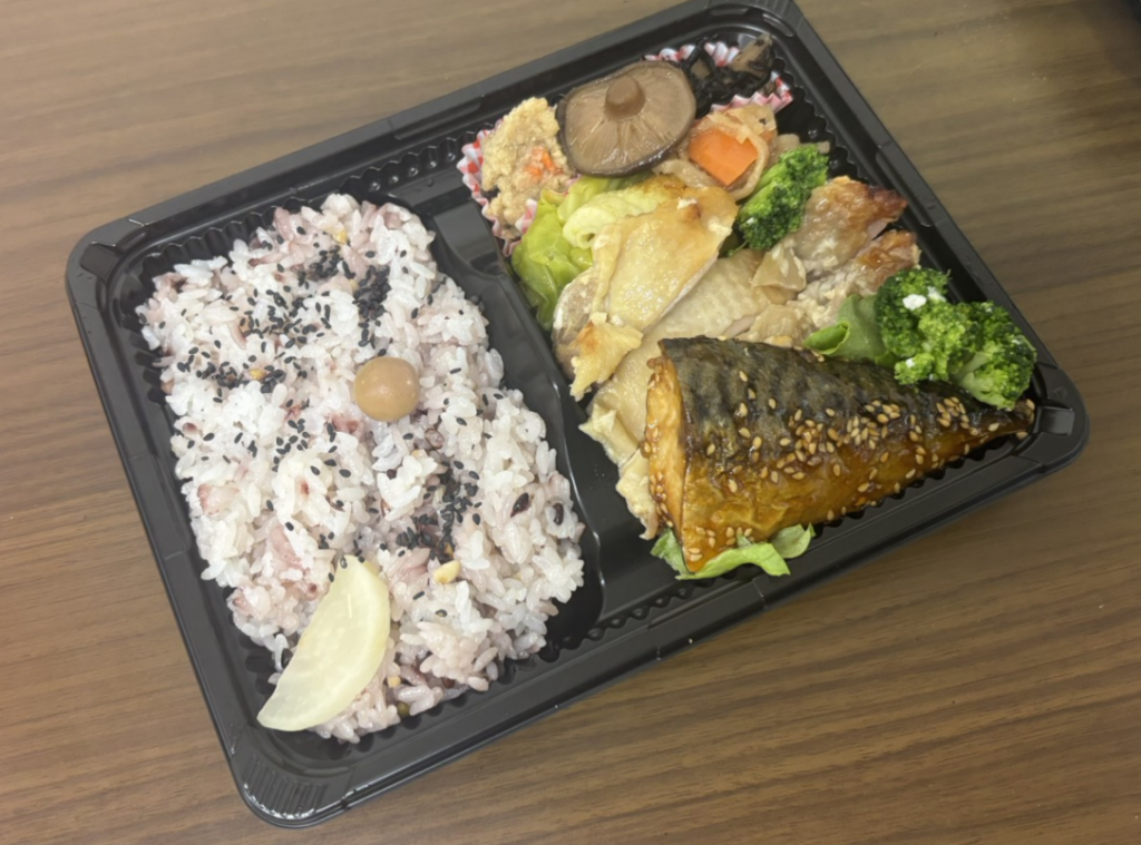 国産素材と手作りの温もり。心と体に優しい、グルテンフリーのお弁当。 「おさかな真打」は、皆様の毎日に「美味しい」と「安心」をお届けするお弁当グループです。素材への徹底したこだわりと、手間暇を惜しまない