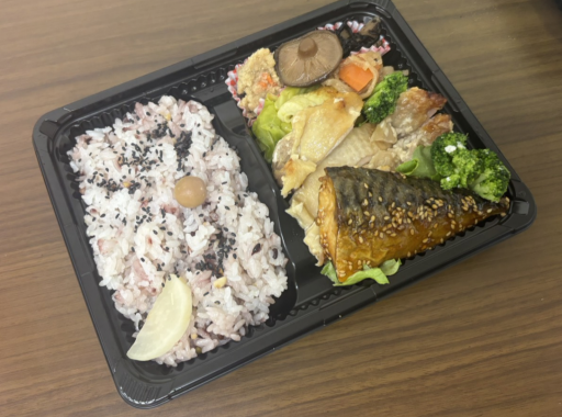国産素材と手作りの温もり。心と体に優しい、グルテンフリーのお弁当。 「おさかな真打」は、皆様の毎日に「美味しい」と「安心」をお届けするお弁当グループです。素材への徹底したこだわりと、手間暇を惜しまない